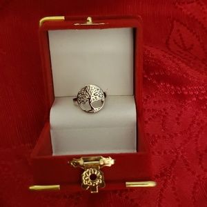 Brand new Family tree ring 925 silver beautiful.